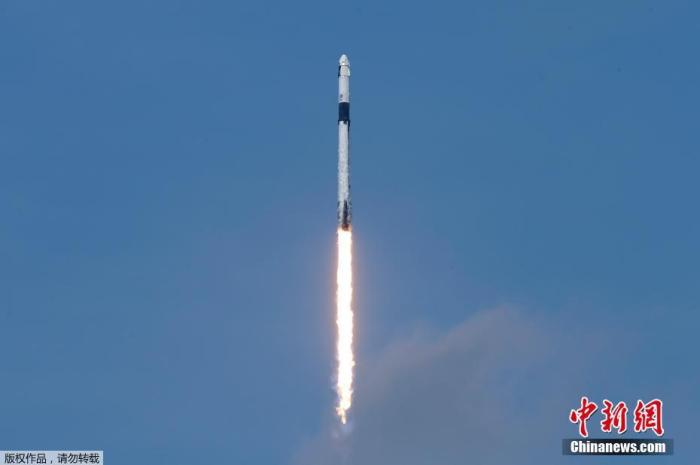美国“龙”飞船与空间站完成对接