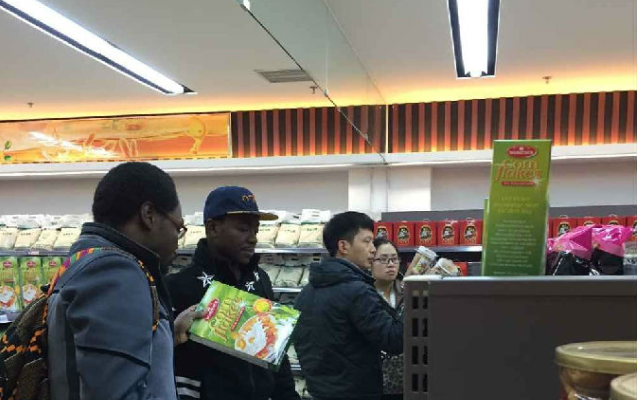 西南最大境外商品直销商场落户成都 “老外”在蓉也能烹饪家乡美食