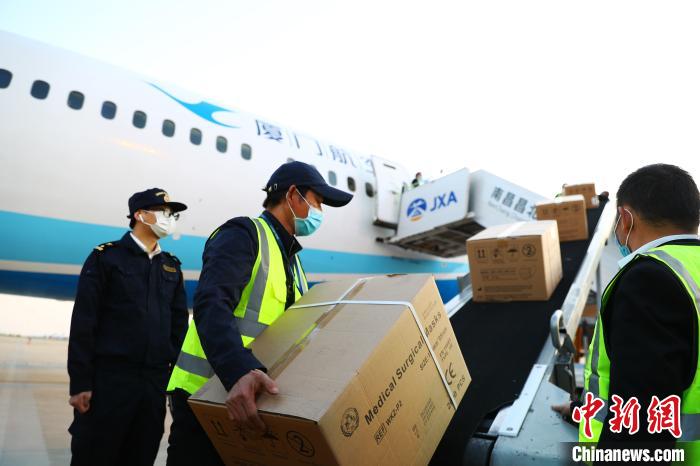 中国江西开通首批医用防护物资国际航空货邮包机