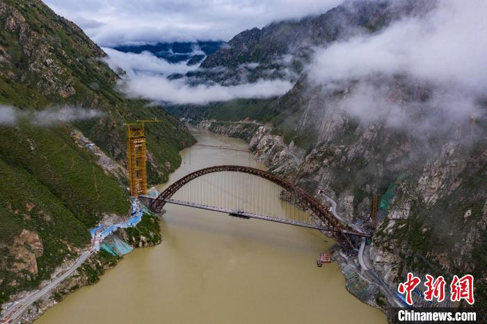 中国川藏铁路拉林段藏木特大桥现浇主梁成功合龙