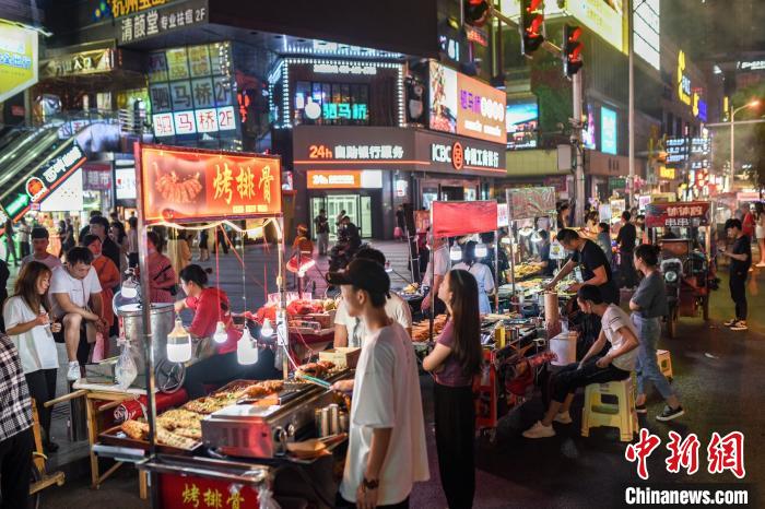 中国多地松绑“地摊经济”化解就业危机