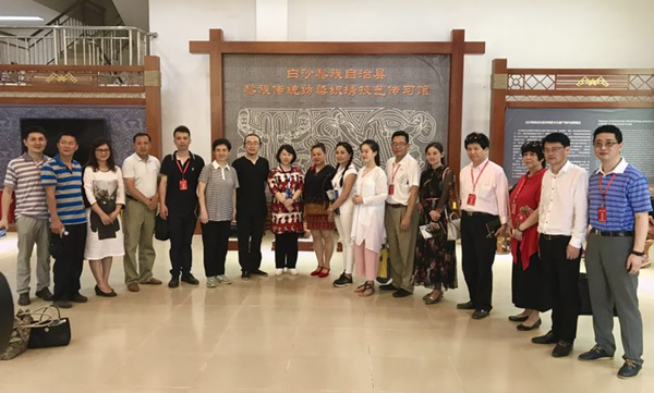 世界华文媒体总编拜访海南省黎锦艺术博物馆